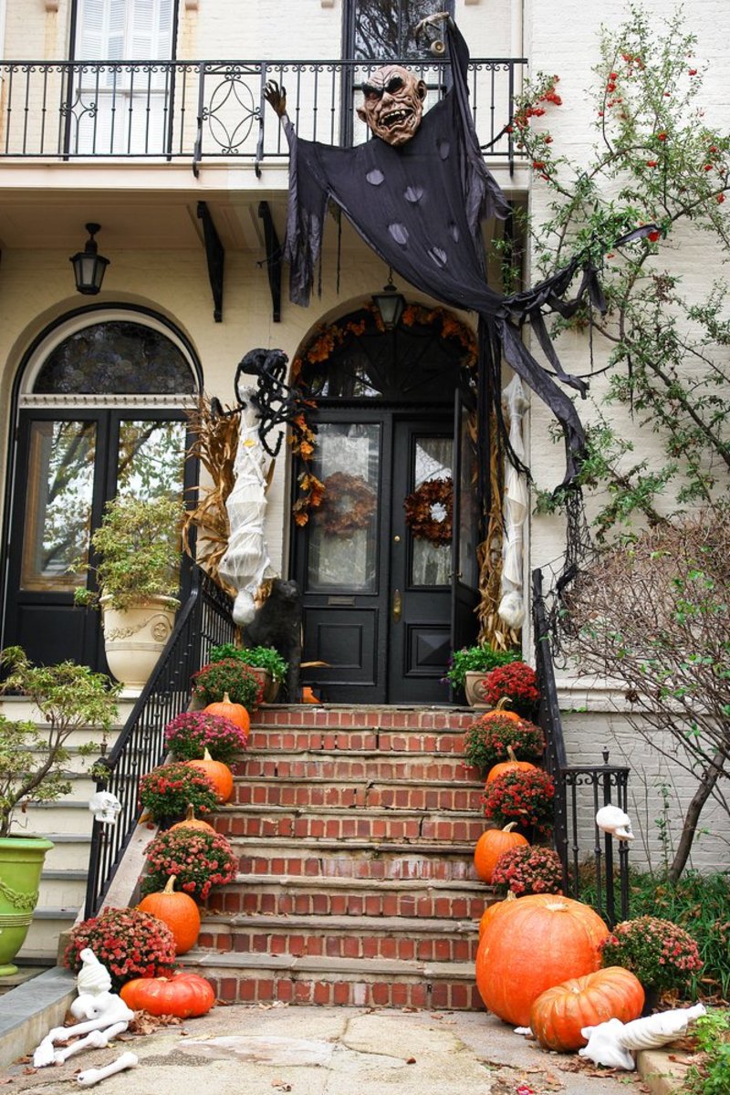 Spine-Chilling Outdoor Halloween Decorations!