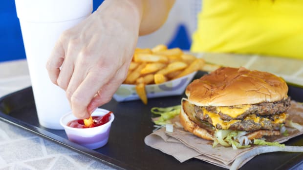 Americans Still Have Bad Eating Habits: Restaurant Spending Overtakes Grocery Sales