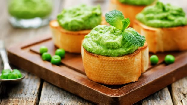 bruschetta with green peas and mint