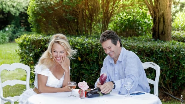 Pamela Anderson Opens ‘Sensual’ Vegan Pop-Up Restaurant in France