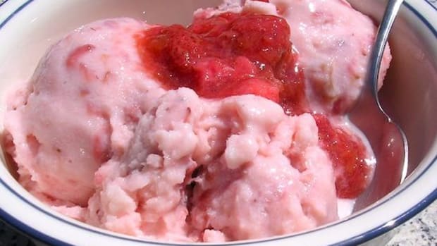 strawberry-rhubarb-frozen-yogurt