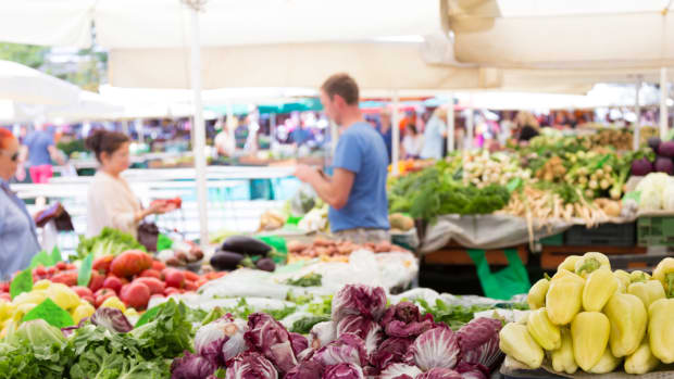 Learn how to shop for local food at the farmers' market.