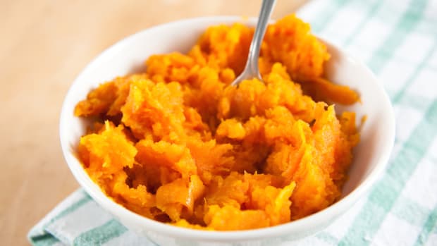 Autumn Seasonal Recipe: Vegan, Sugar-Free Sweet Potato Dip with Baked Maple-Cinnamon Apple Chips