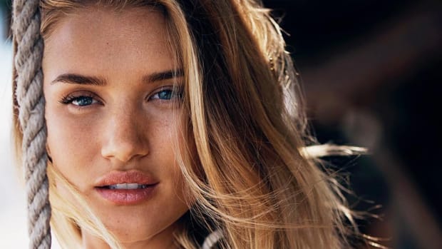 Rosie Huntington-Whiteley Avoids These 4 Foods for Perfect Skin (Even Though She Really Wants to Eat Them)