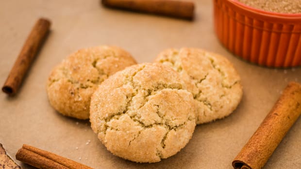 These gluten-free vegan snickerdoodles are what holiday dreams are made of. Crispy on the outside with a soft and chewy center.
