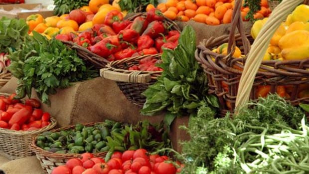 farmers-market-veggies