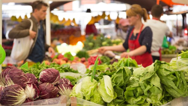Be a thrifty farmers' market shopper with these tips.