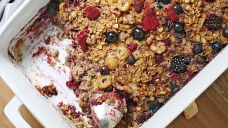 This Baked Berry Oatmeal Recipe Will Warm Up Any Morning Breakfast Rut