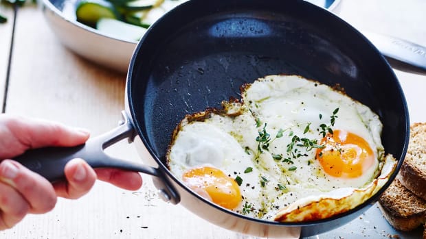 GreenPan's Venice Pro Noir ceramic cookware, cooking up eggs and sliding onto a plate