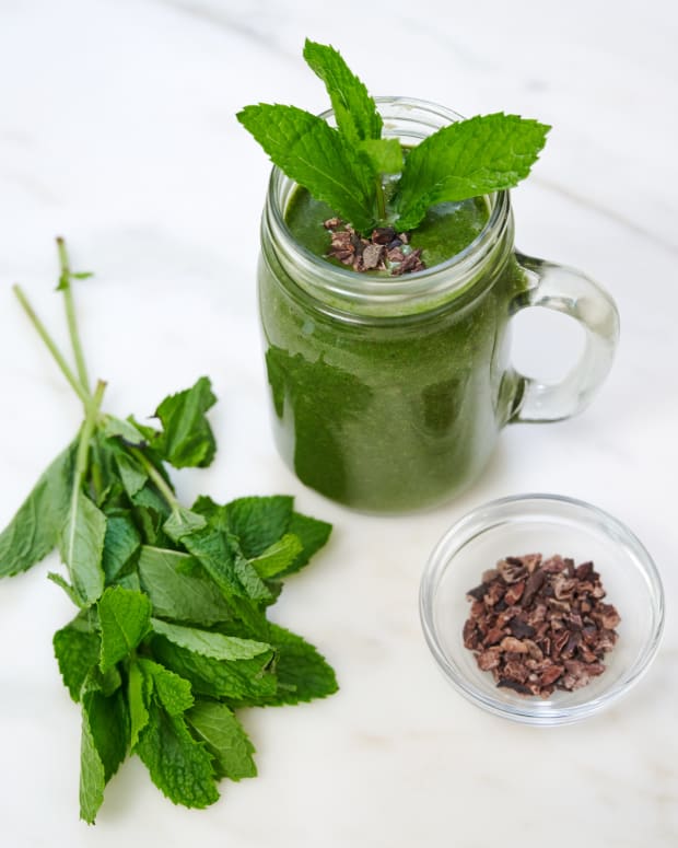 Mint shake with cacao nibs