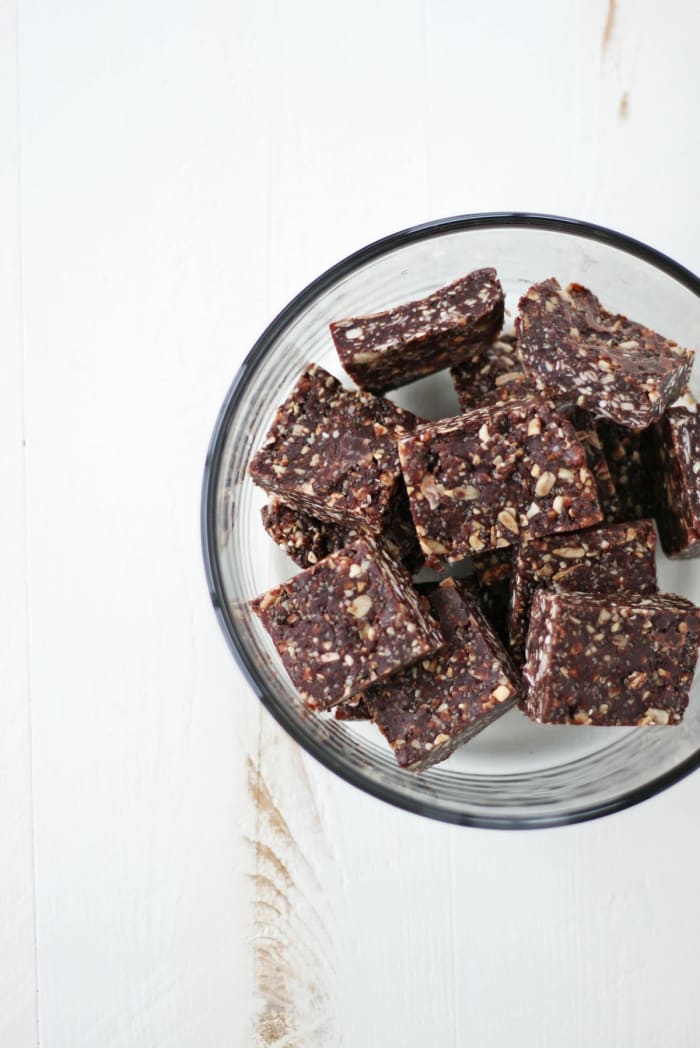 Vegan energy bars with super-seeded dates