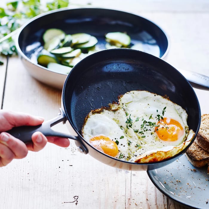 GreenPan's Venice Pro Noir ceramic cookware, cooking up eggs and sliding onto a plate