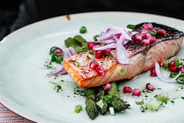 salmon with asparagus and red onion