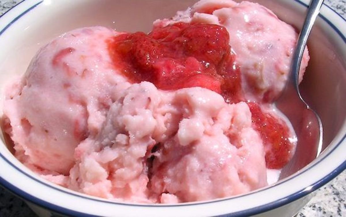 strawberry-rhubarb-frozen-yogurt