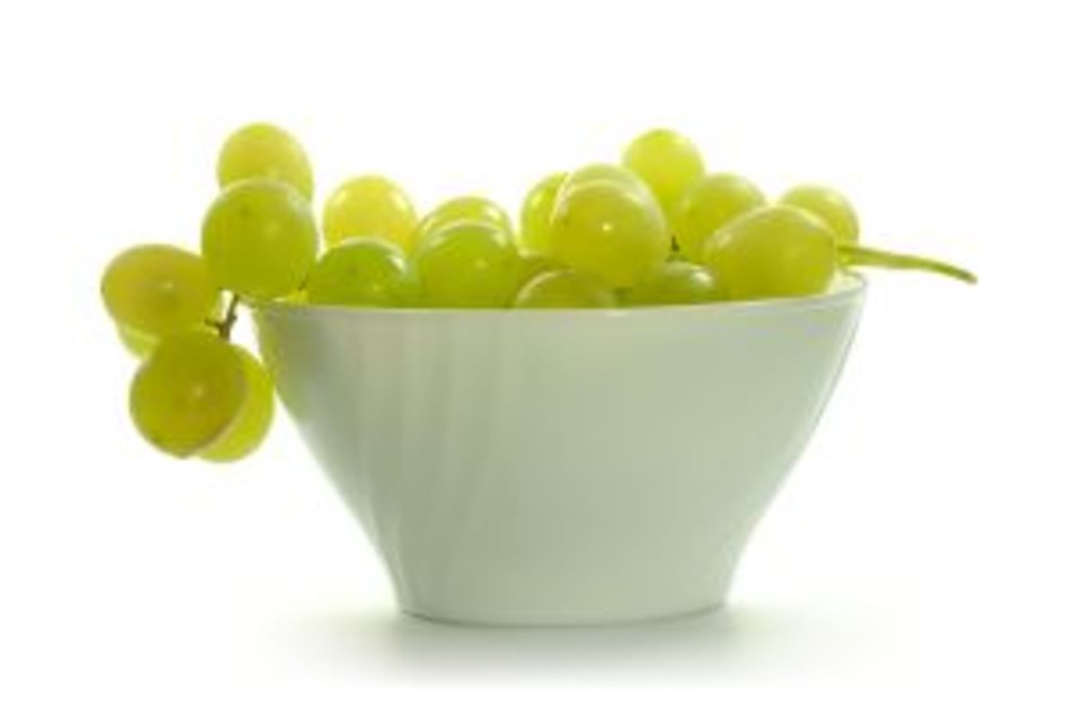 1236715_green_grapes_on_white