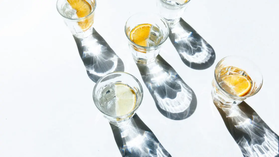 Intermittant Fasting for brown fat. Photo of glasses of water with lemon and orange slices