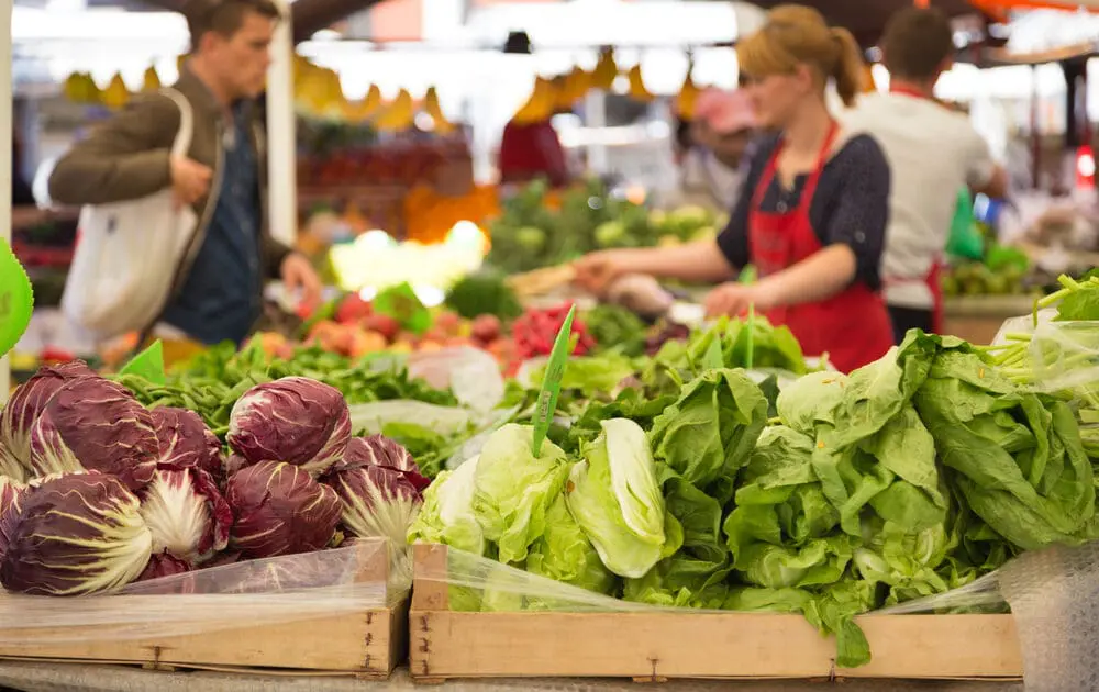 Be a thrifty farmers' market shopper with these tips.