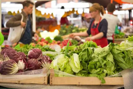 Be a thrifty farmers' market shopper with these tips.