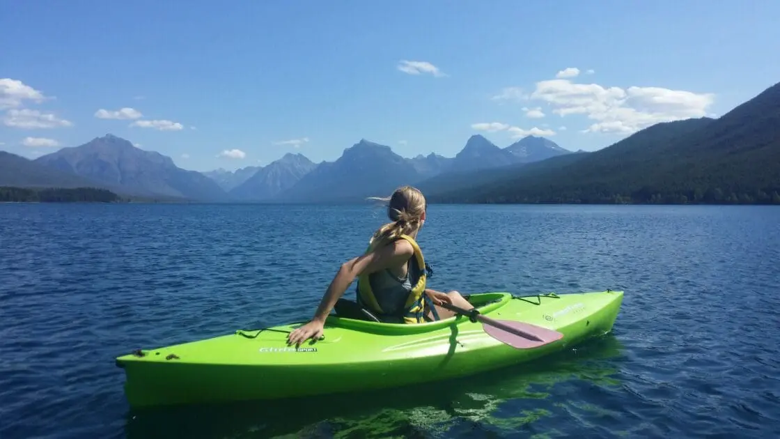 woman in kayak who adds the health benefits of chlorella into her diet to stay strong