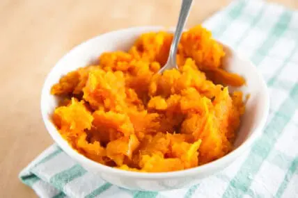 Autumn Seasonal Recipe: Vegan, Sugar-Free Sweet Potato Dip with Baked Maple-Cinnamon Apple Chips