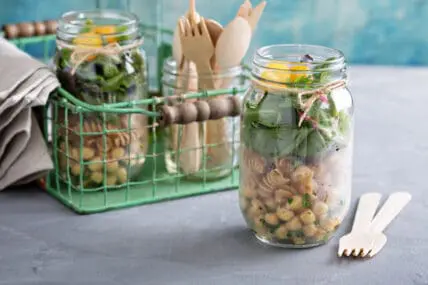 Easy mason jar meals to make for lunch.