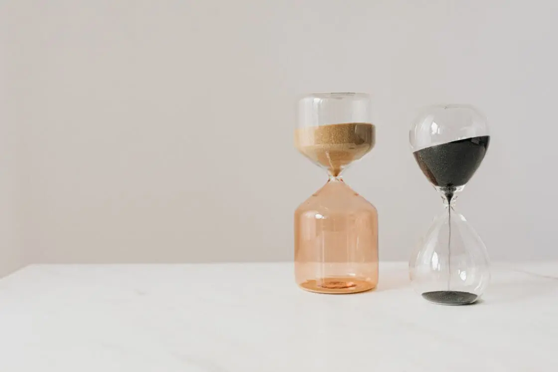 two hourglasses signifying what time you should take spirulina via Organic Authority