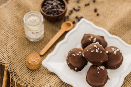This is the best recipe for vegan salted caramel truffles. Only 4 ingredients and 4 steps!