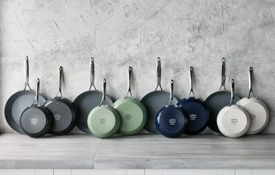 Image of the GreenPan Valencia Pro 3-piece fry pan set in three different colors.