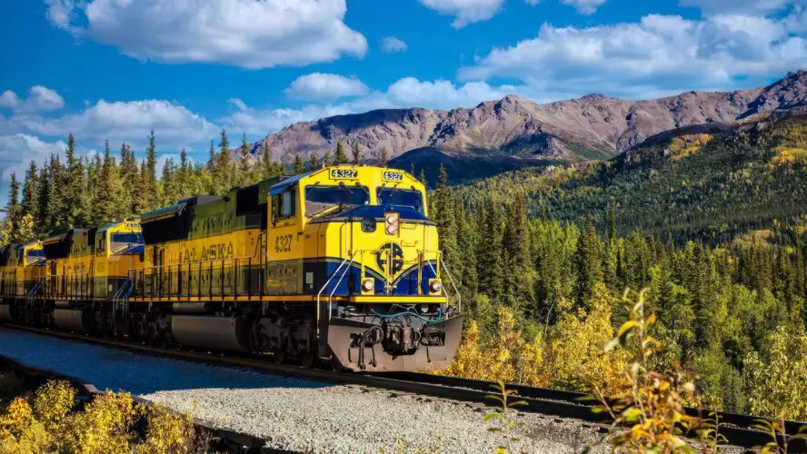 7 Spectacularly Scenic Train Tours to Satisfy Your Wanderlust carol highsmith s america unsplash