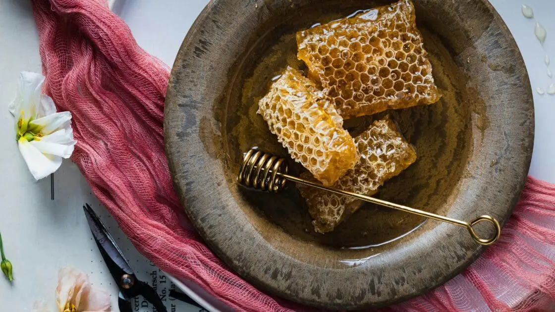 image of raw manuka honey for natural skincare