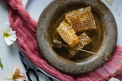 image of raw manuka honey for natural skincare