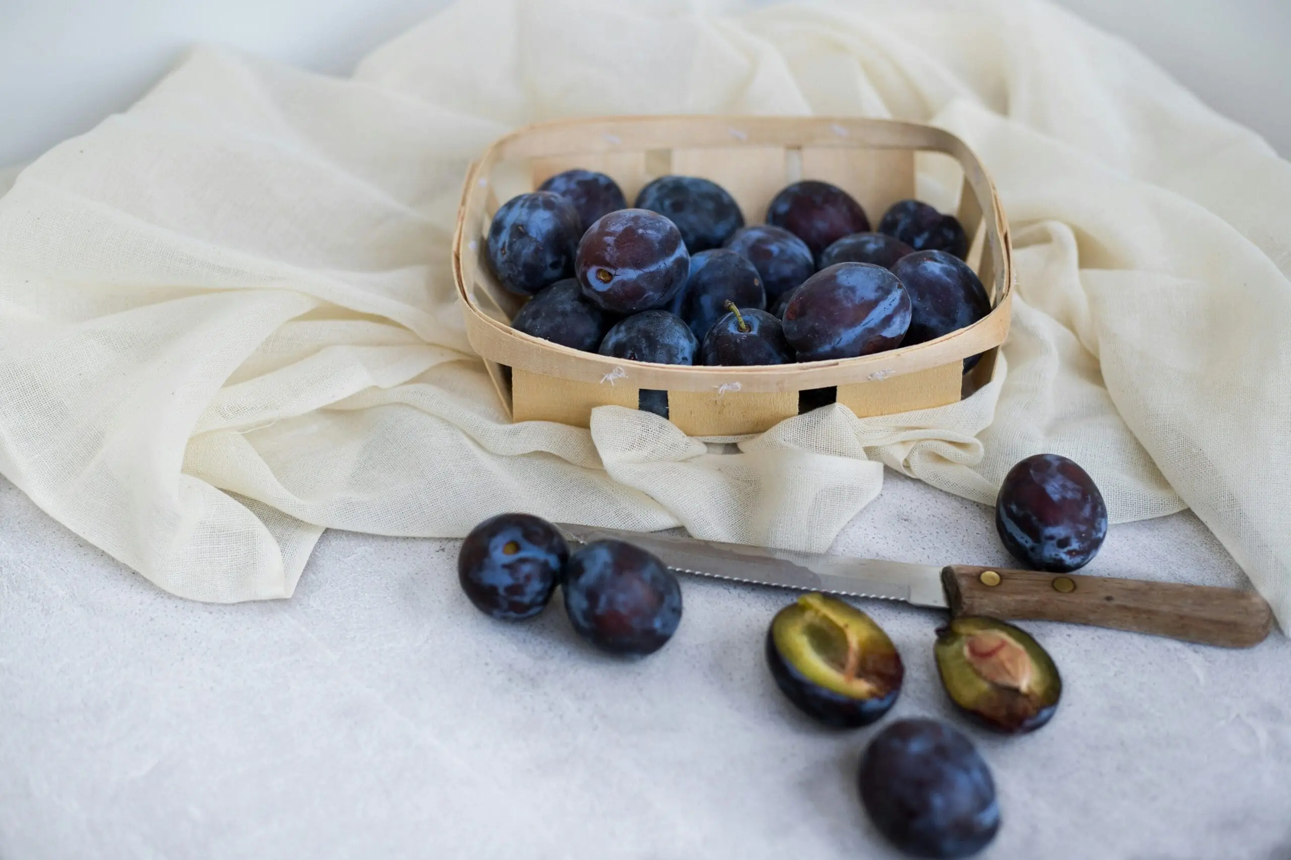 plums are purple fruits and vegetables, purple foods