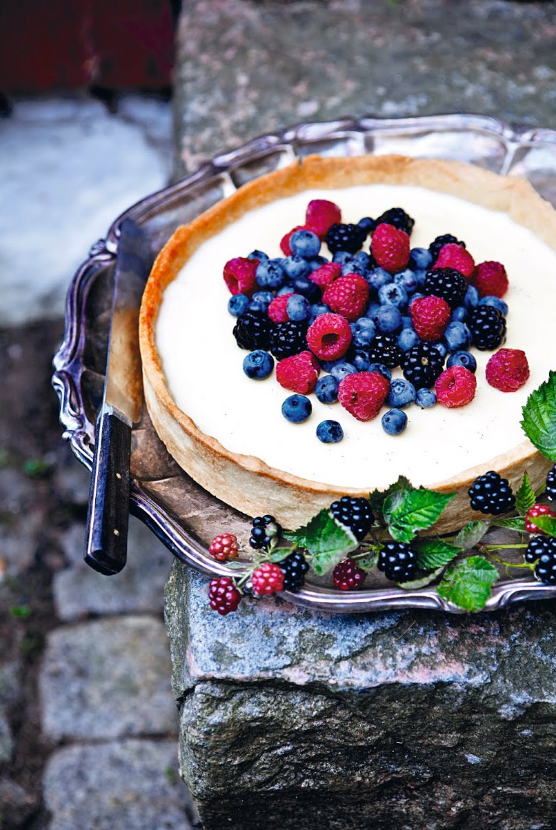 panna cotta pie with fresh berries