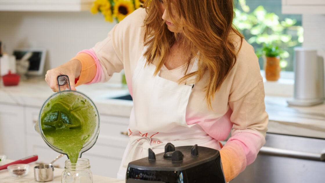 Image of Laura Klein pouring mint chocolate green smoothie with collagen