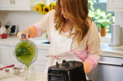 Image of Laura Klein pouring mint chocolate green smoothie with collagen