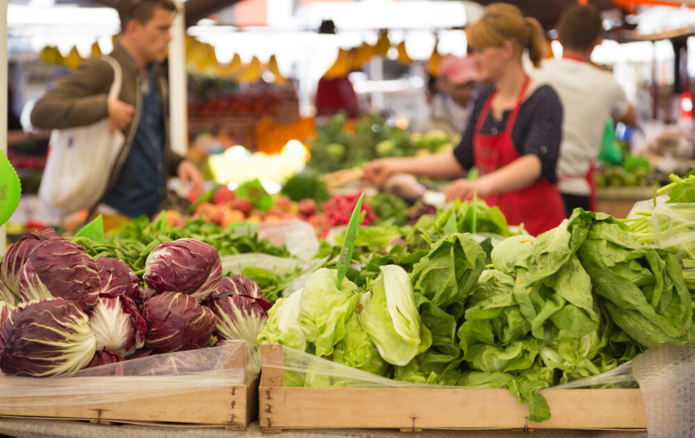 Be a thrifty farmers' market shopper with these tips.