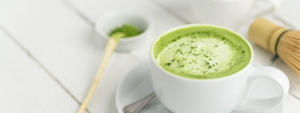 image of matcha latte drink. you don't have to go to a cafe to get a matcha latte iced or hot. how do you make a matcha latte? Here's how.