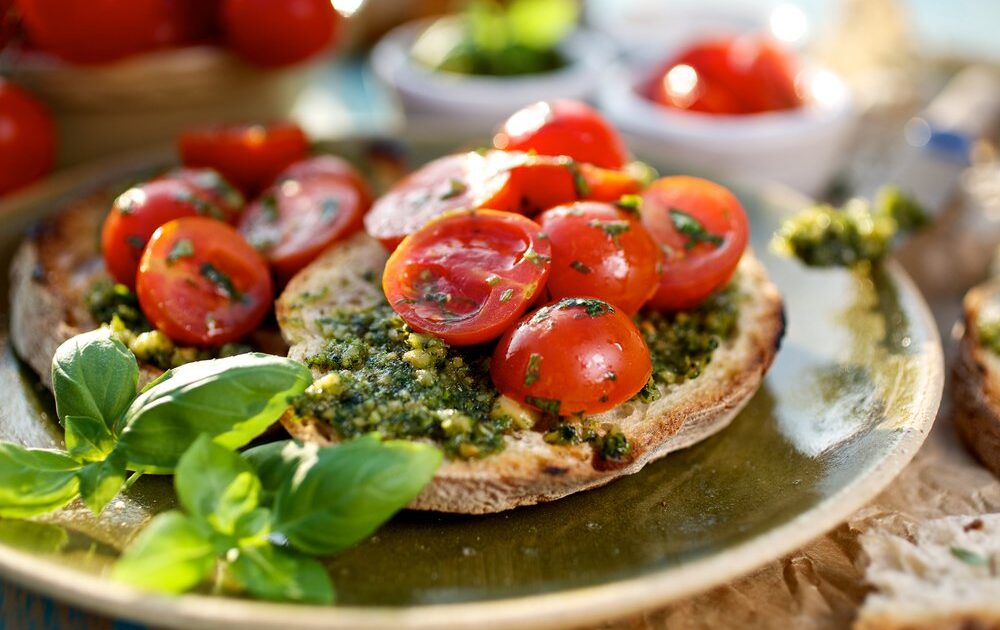 pesto tomato crostini
