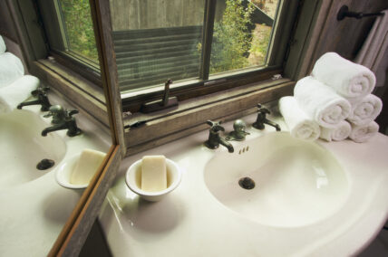 9 Creative Solutions to Declutter Your Bathroom
