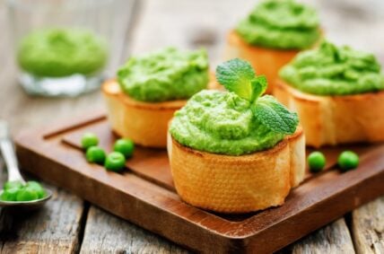 bruschetta with green peas and mint