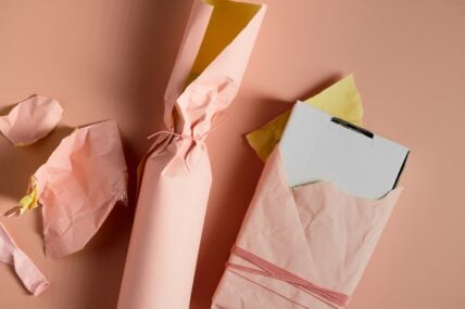 wrapping gift without wrapping paper olivie strauss Unsplash