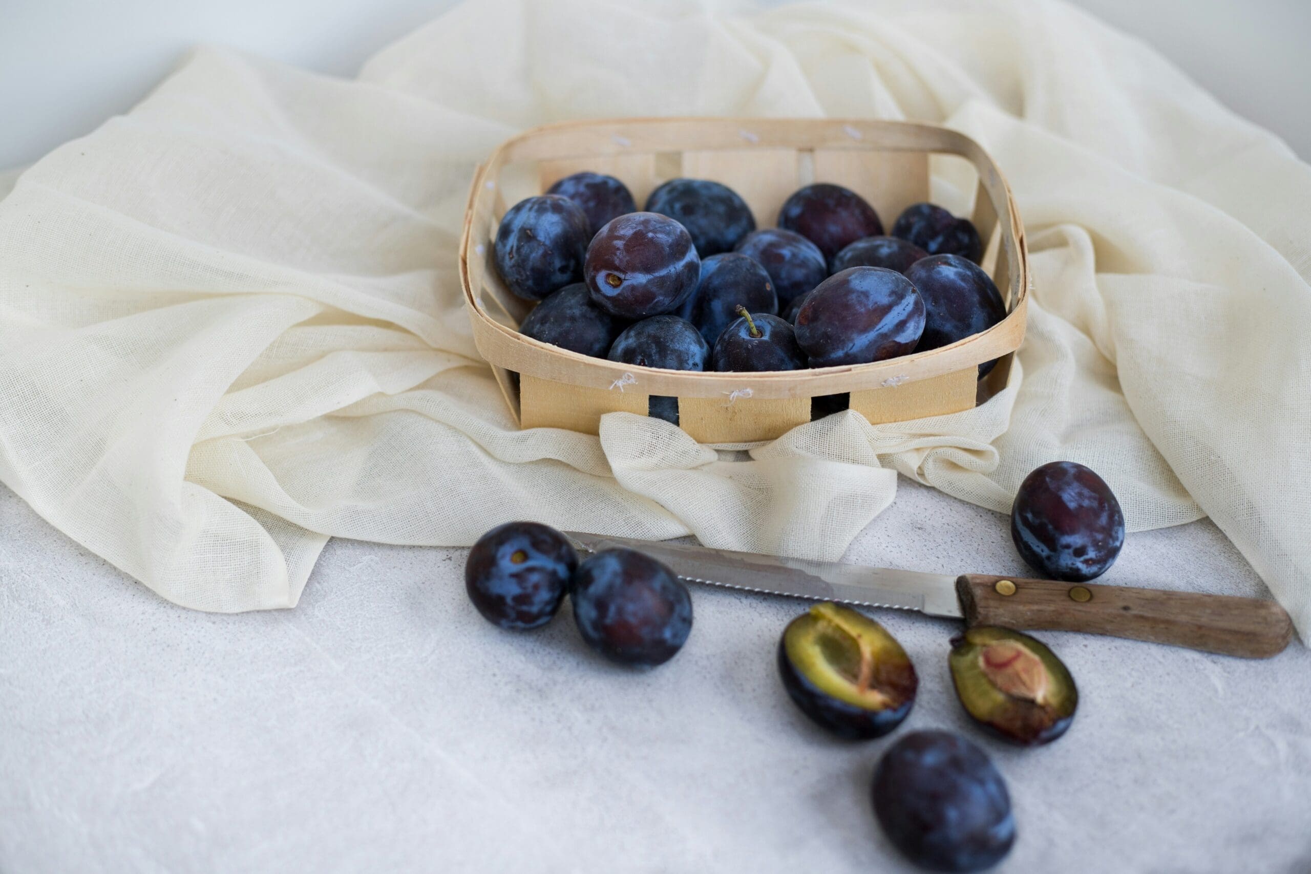 plums are purple fruits and vegetables, purple foods