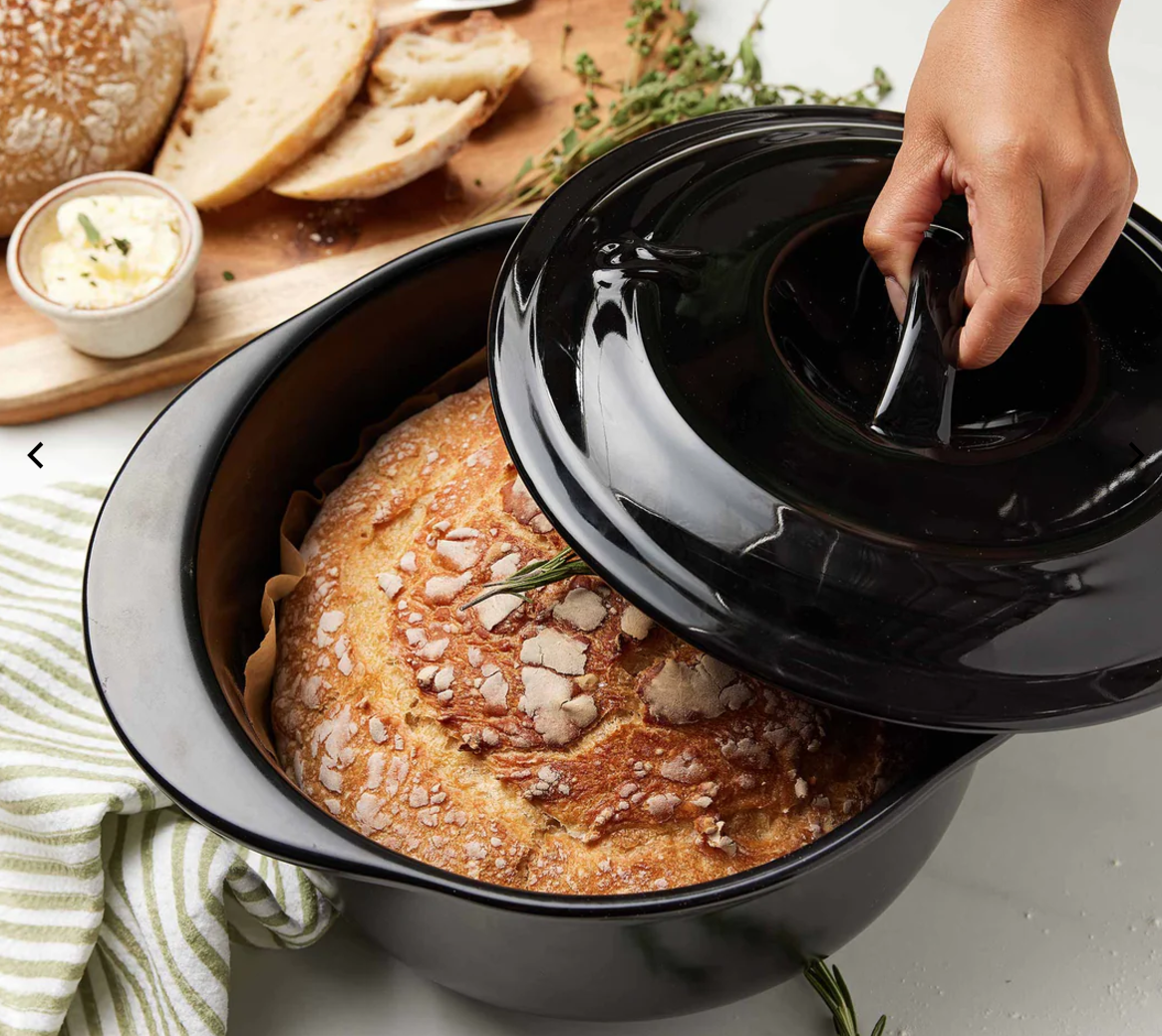 image of the best ceramic frying pans or pots in black by Xtrema. This lidded stock pot is filled with crusty bread