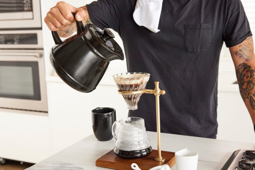 Image of a retro kettle by Xtrema. It's black and made of pure, clean ceramic and is free of toxins.