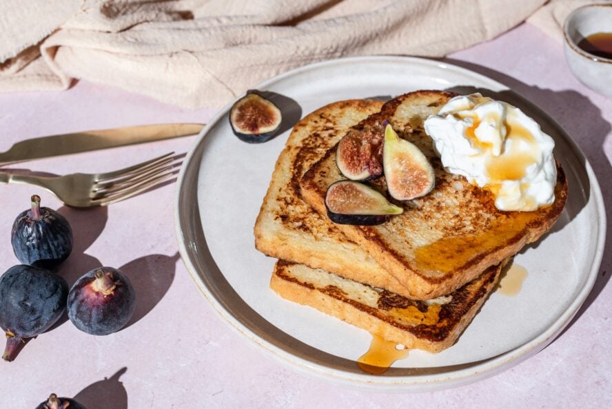 Image of French toast topped with yogurt, which is thought to be one of the foods that make you live longer.