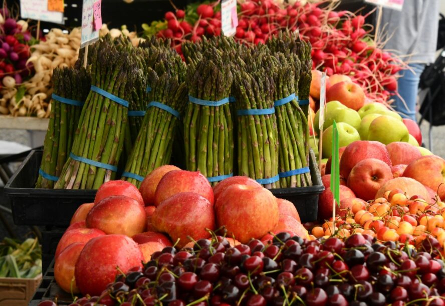 Image of fresh organic produce items, several of which made EWG's Clean 15 or Dirty Dozen lists of 2025.