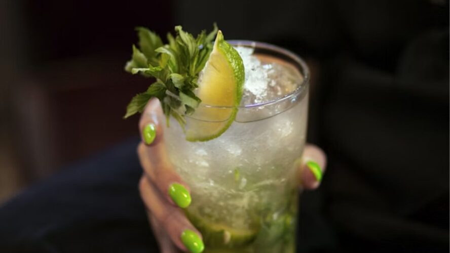Gin and Juice Green Juice Drinks Unsplash