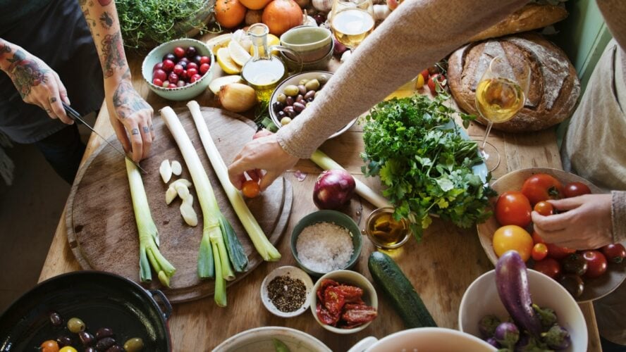 Image of a bountiful spread of vegetables that fall into a high-fiber diet, displayed on a table.