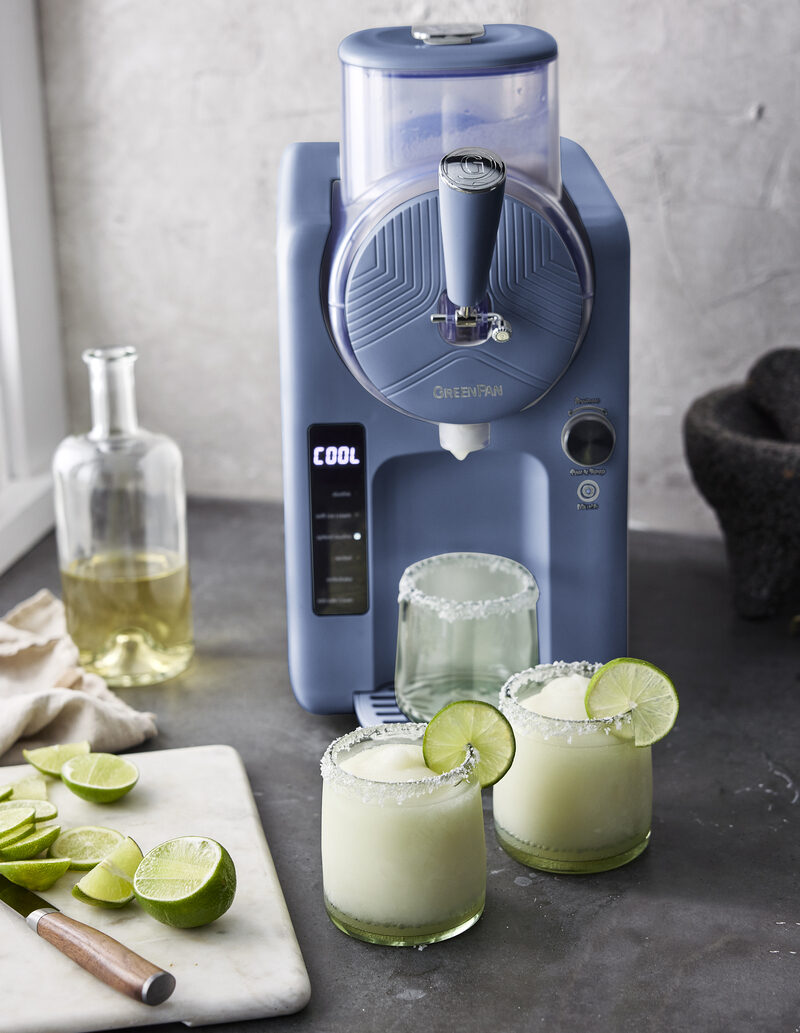 Image of the GreenPan Frost in blue being used to make frozen margaritas.