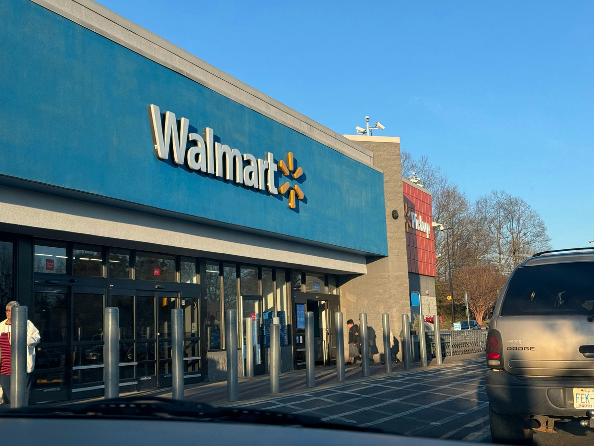 Image of the front of a giant Walmart superstore.